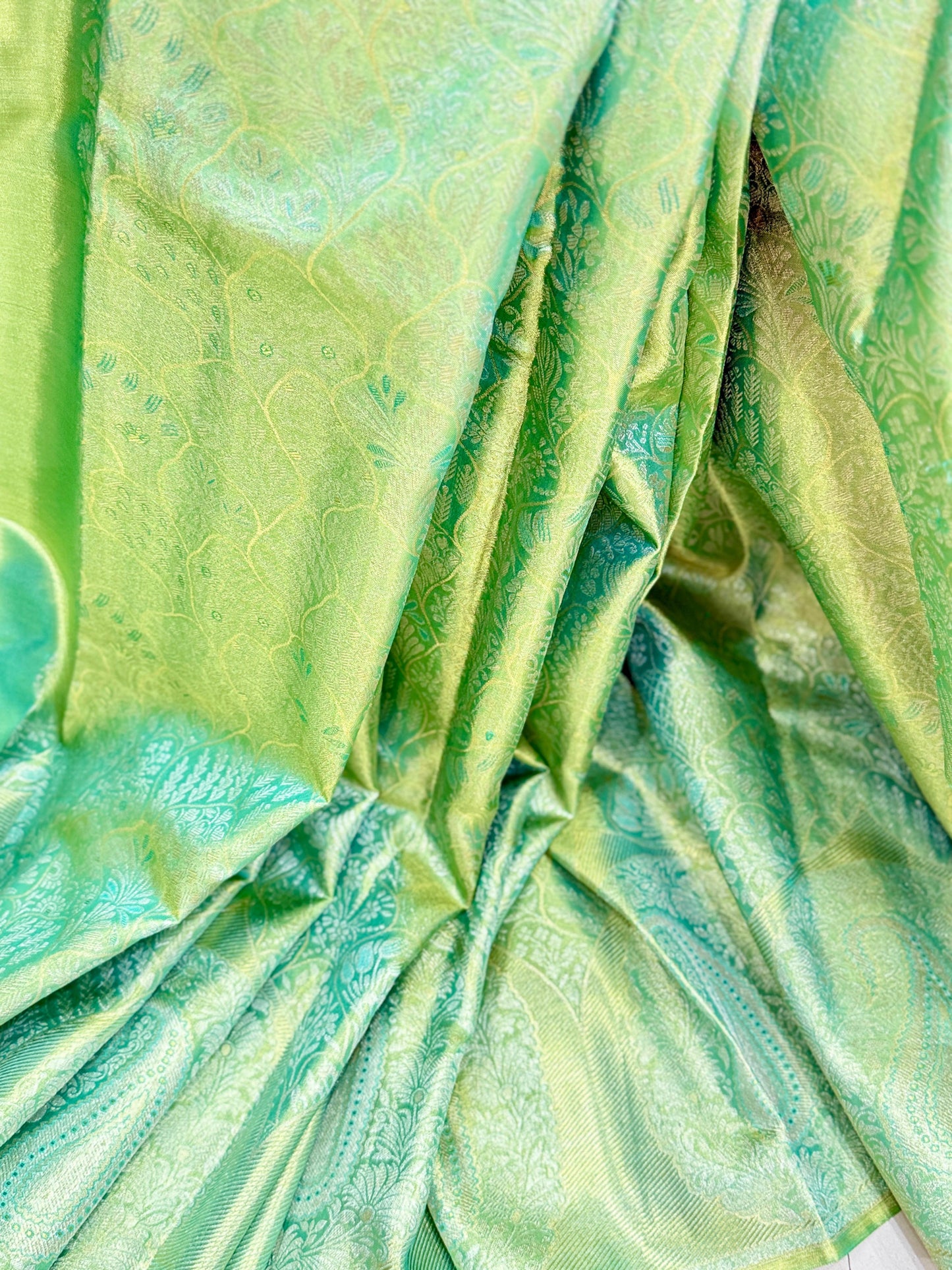 Pure Silk Borderless Saree in Light Green with Zari Weaving – Handloom Wedding Collection