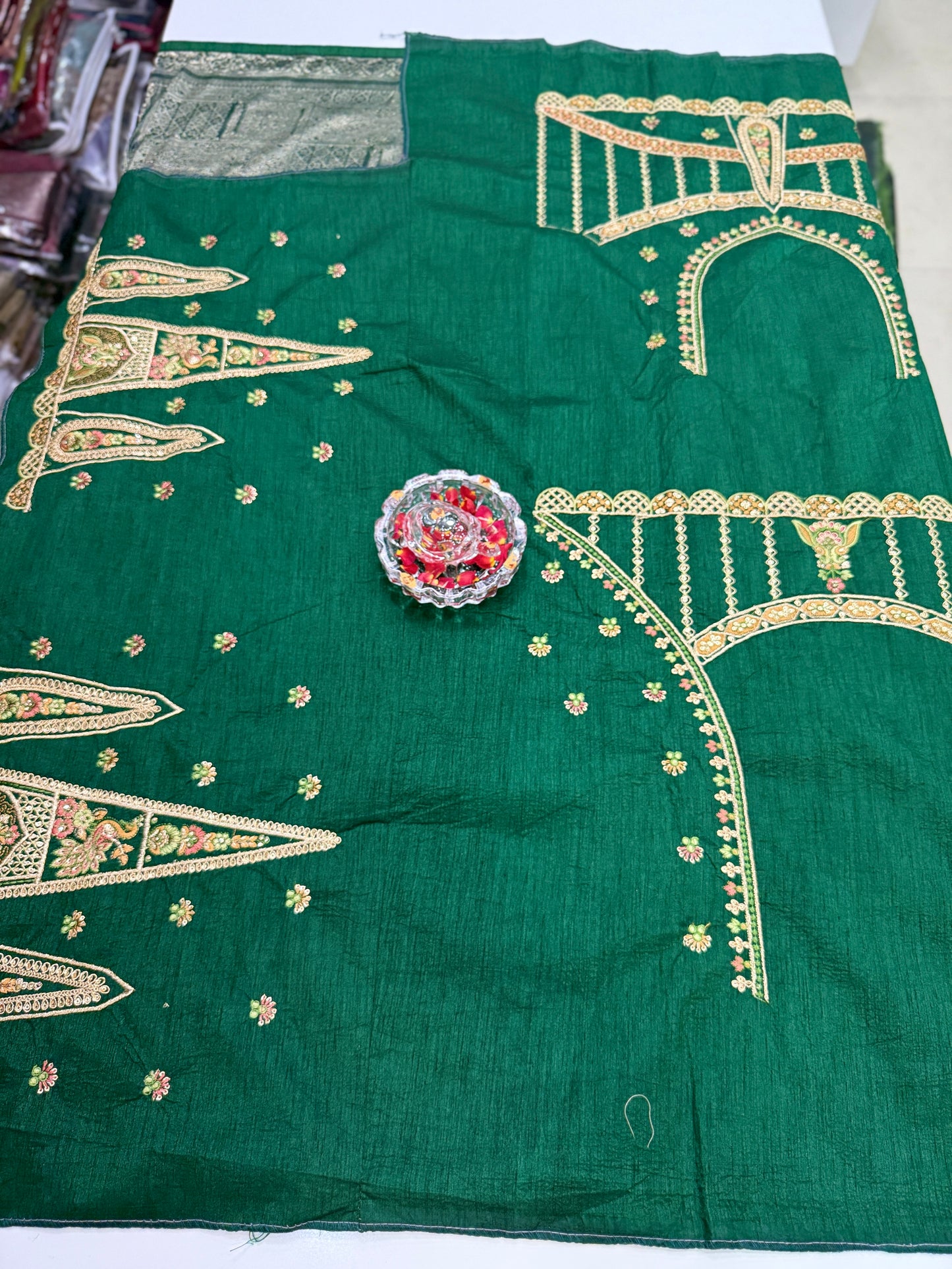 Pure Crepe Saree with Designer Contrast Blouse – Lightweight Festive Wear for Women