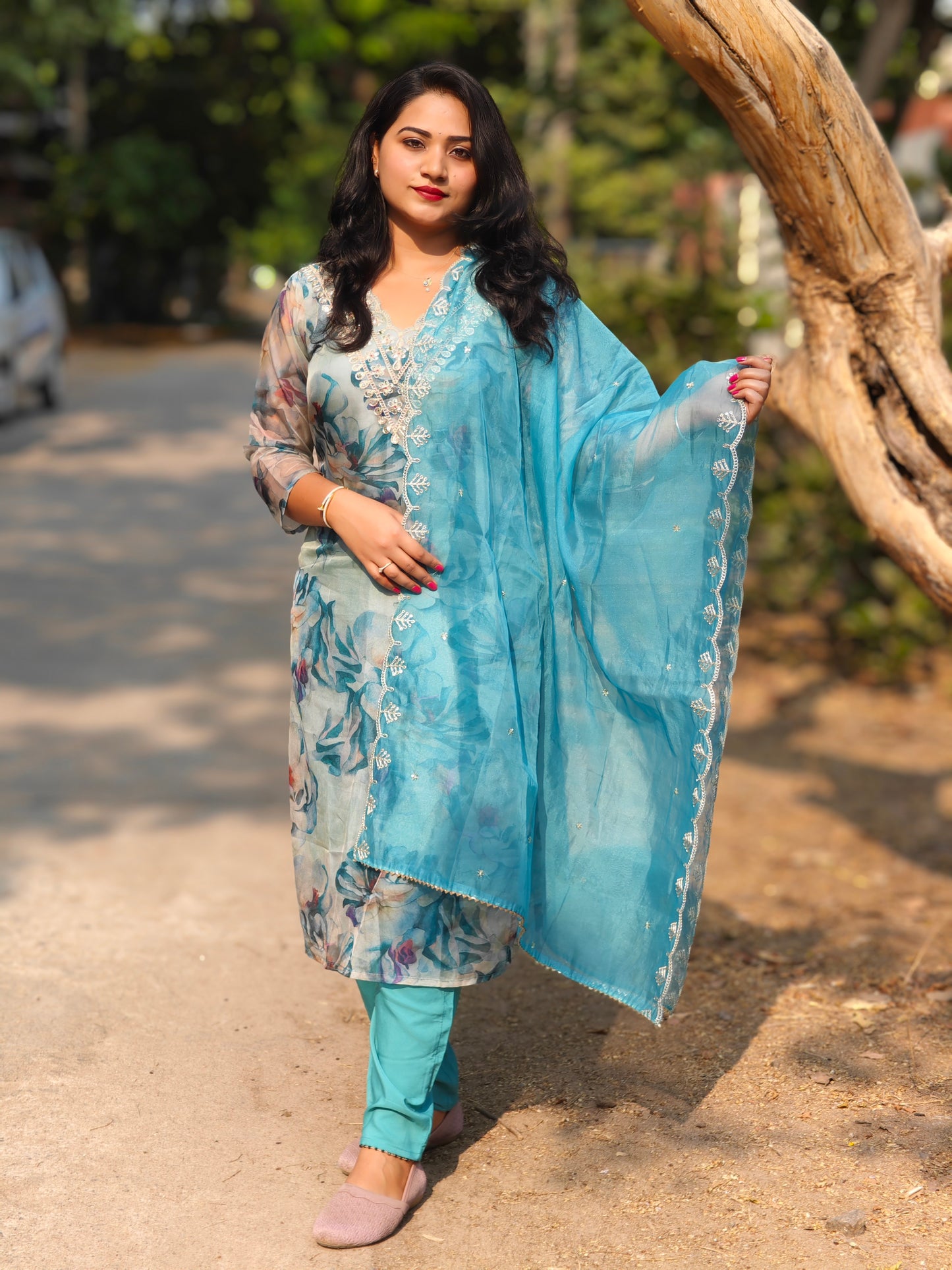 Luxe Glamour: Striking Heavy Organza 3-Piece Set for Statement-Making Looks