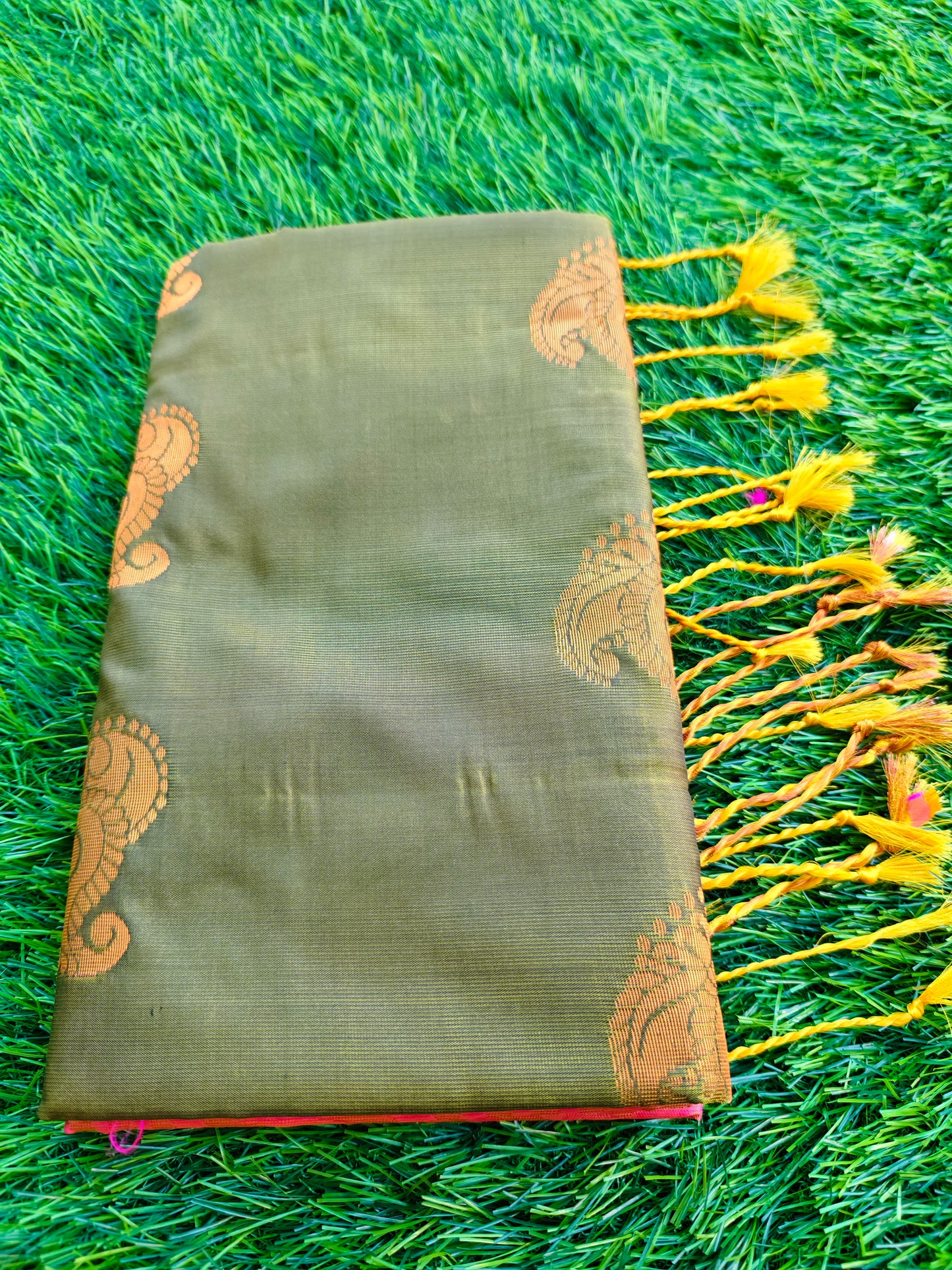Sophistication Unveiled: Kanjivaram Soft Silk Sarees - Luxe Quality, Unbeatable Price