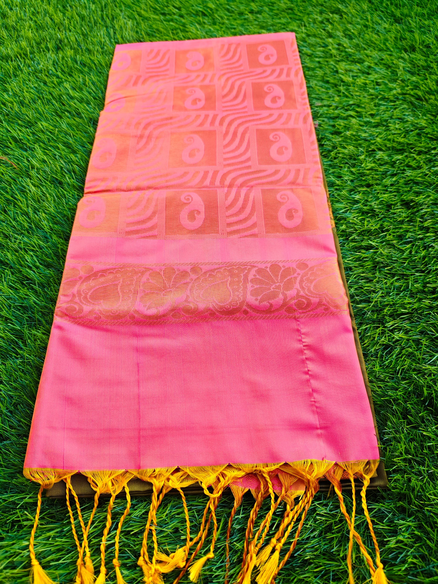 Sophistication Unveiled: Kanjivaram Soft Silk Sarees - Luxe Quality, Unbeatable Price