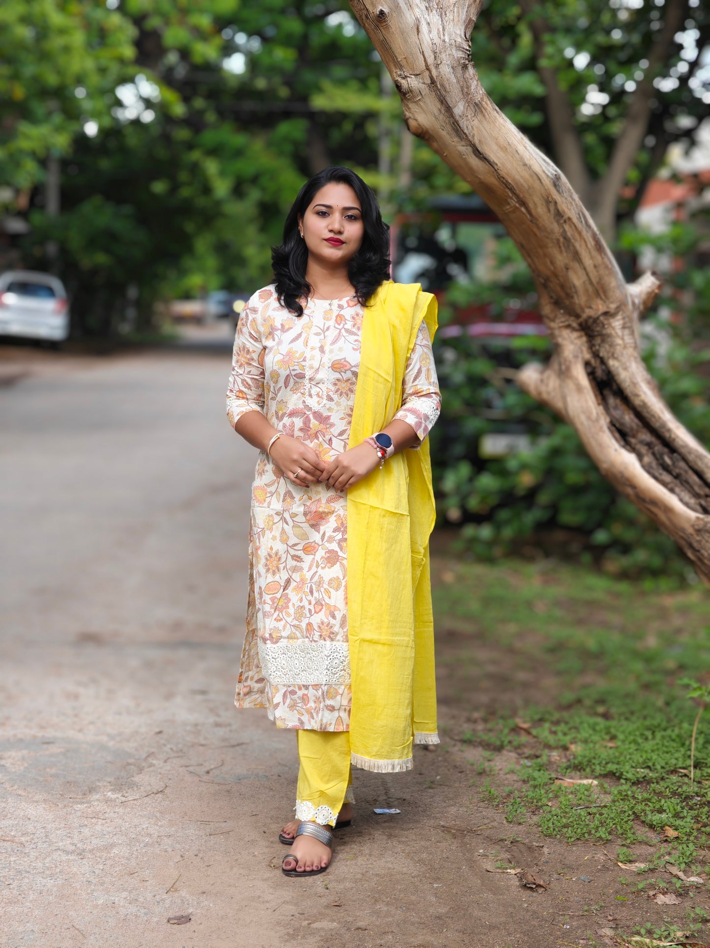 Chic Handloom Elegance: Mani's Fashion Exclusive