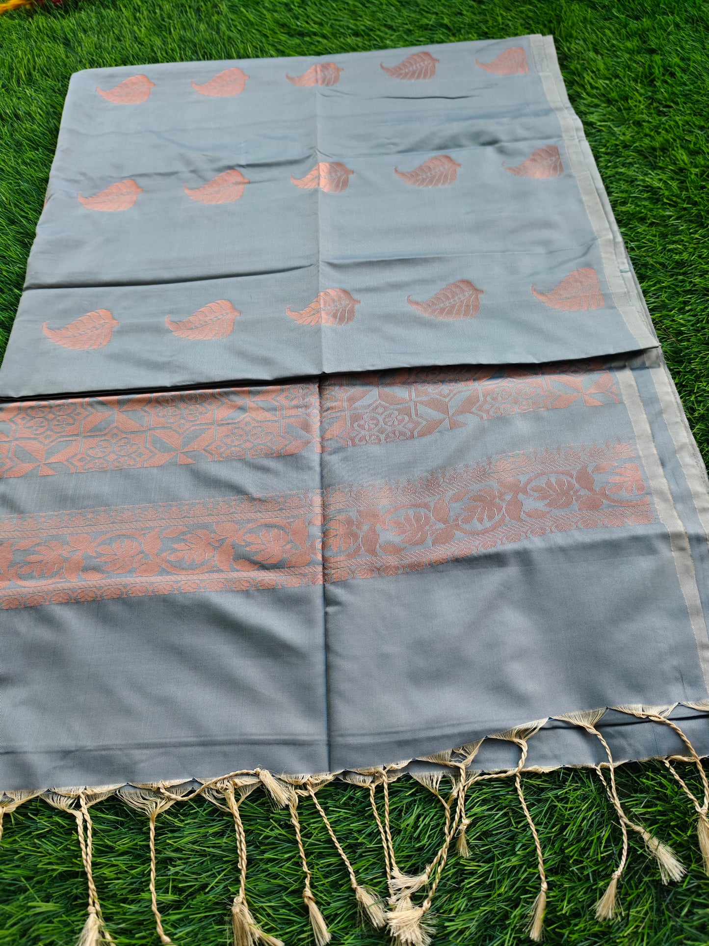 Sophistication Unveiled: Kanjivaram Soft Silk Sarees - Luxe Quality, Unbeatable Price