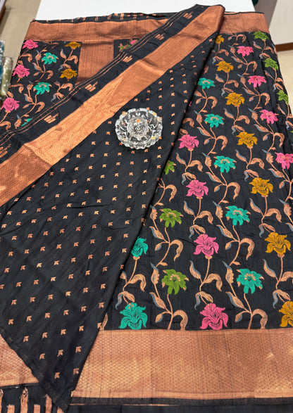 Soft silk saree with woven floral zari border and contrast pallu for women