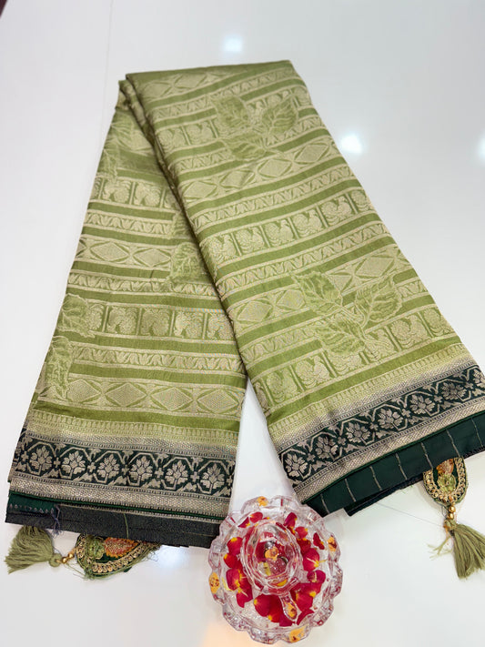 Pure Crepe Saree with Designer Contrast Blouse – Lightweight Festive Wear for Women