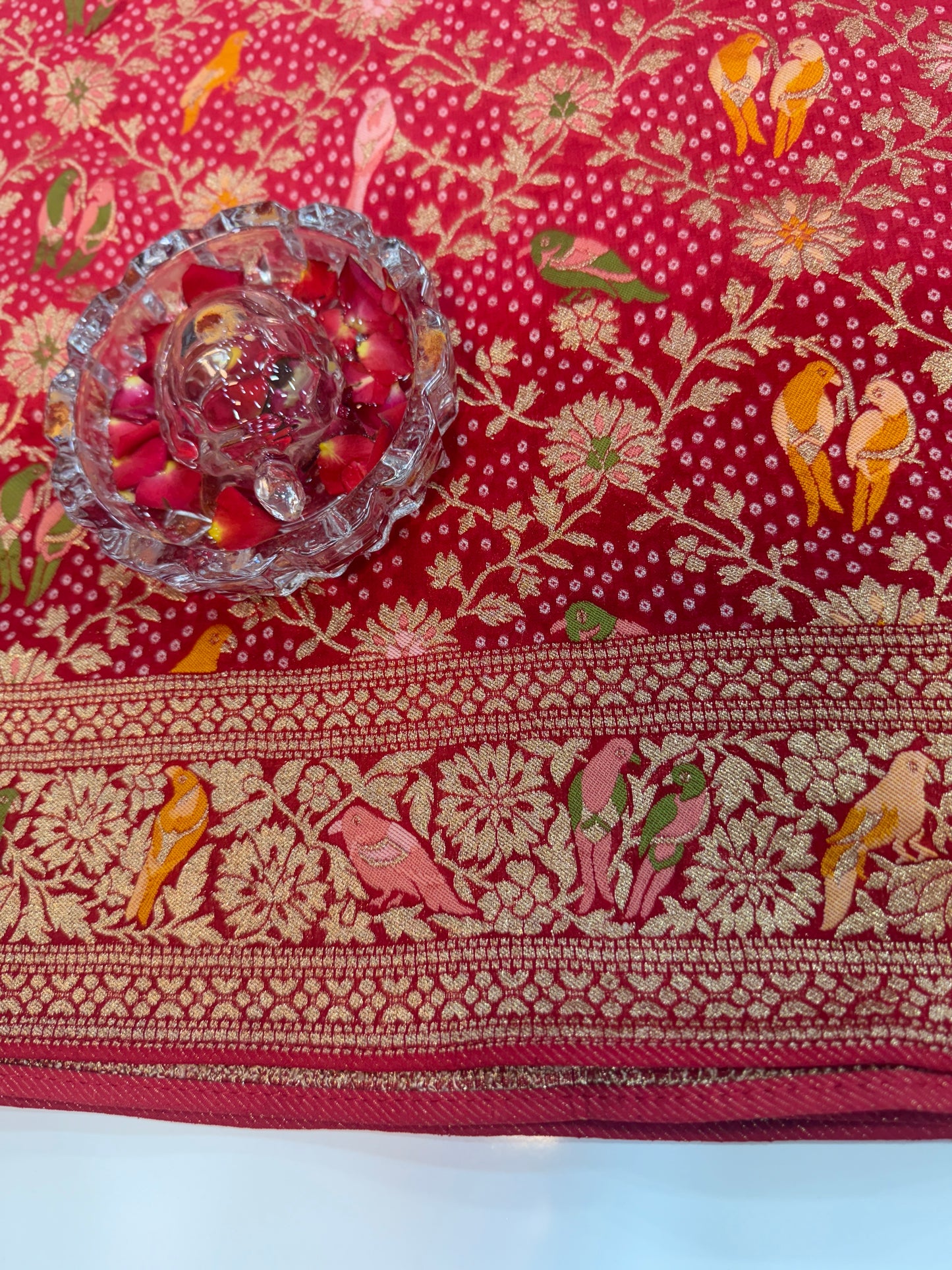 Pure Kaddi Georgette Zari Weaving Saree in Tomato Red with Buti and Cross-Zari Pattern – Traditional Banarasi-Inspired Festive Saree for Women