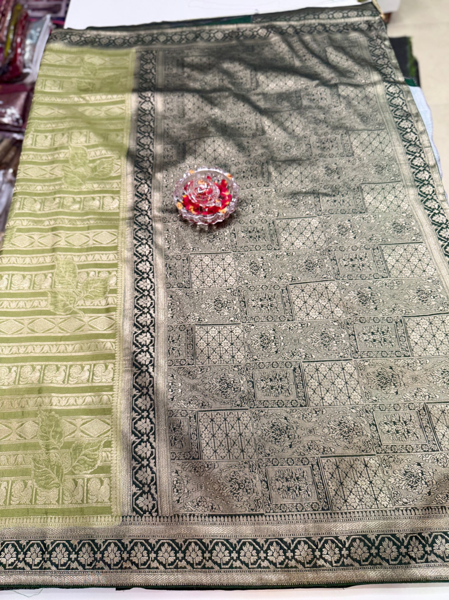 Pure Crepe Saree with Designer Contrast Blouse – Lightweight Festive Wear for Women