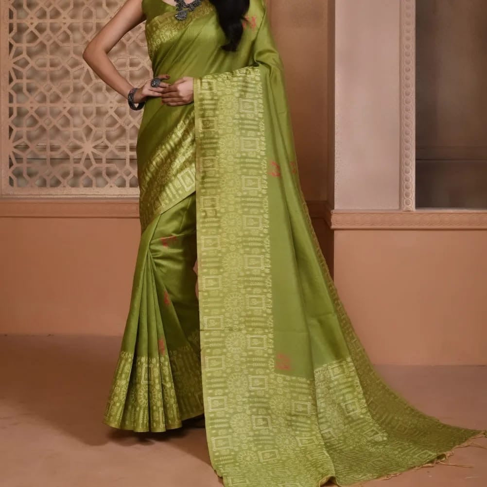 Regal Charm: Banglori Handloom Silk Saree Ensemble