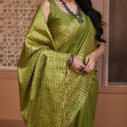Regal Charm: Banglori Handloom Silk Saree Ensemble