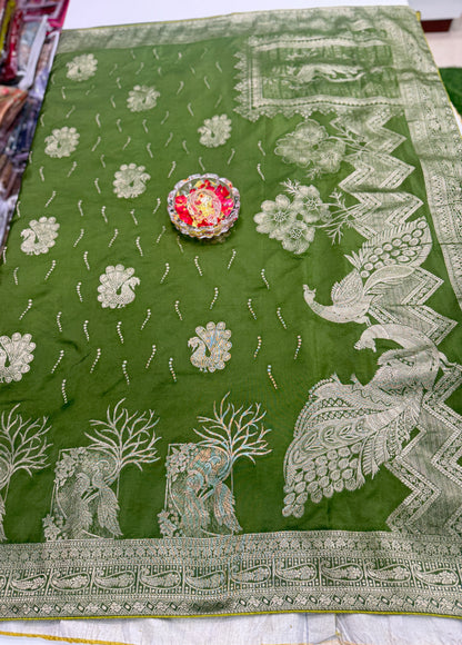 Pure Crepe Saree with Designer Contrast Blouse – Lightweight Festive Wear for Women