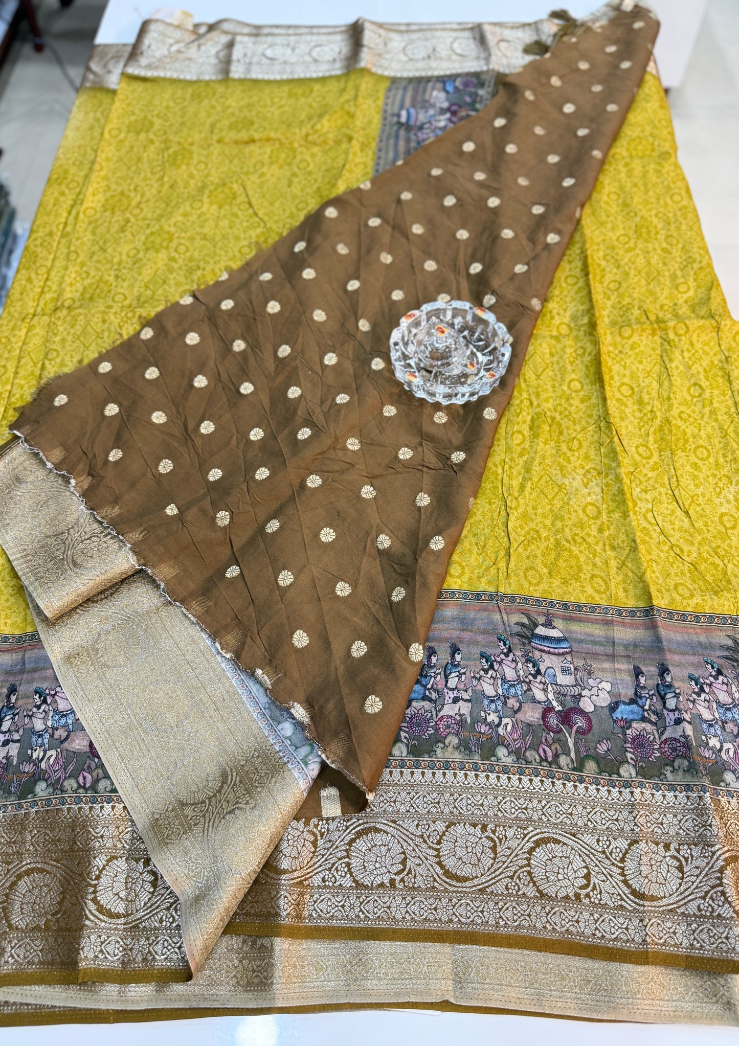 Russian Viscose Crepe Silk Chittpallu Saree with Heritage Print and Zari Border for Women