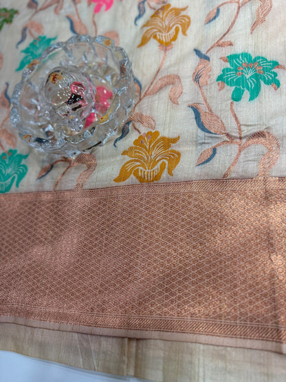 Soft silk saree with woven floral zari border and contrast pallu for women