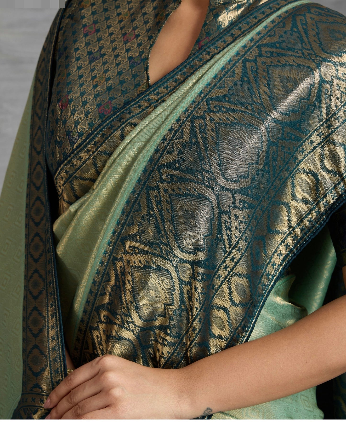 Kanjivaram Soft Silk Saree with Double Zari Weaving and Meenakari Pallu for Women