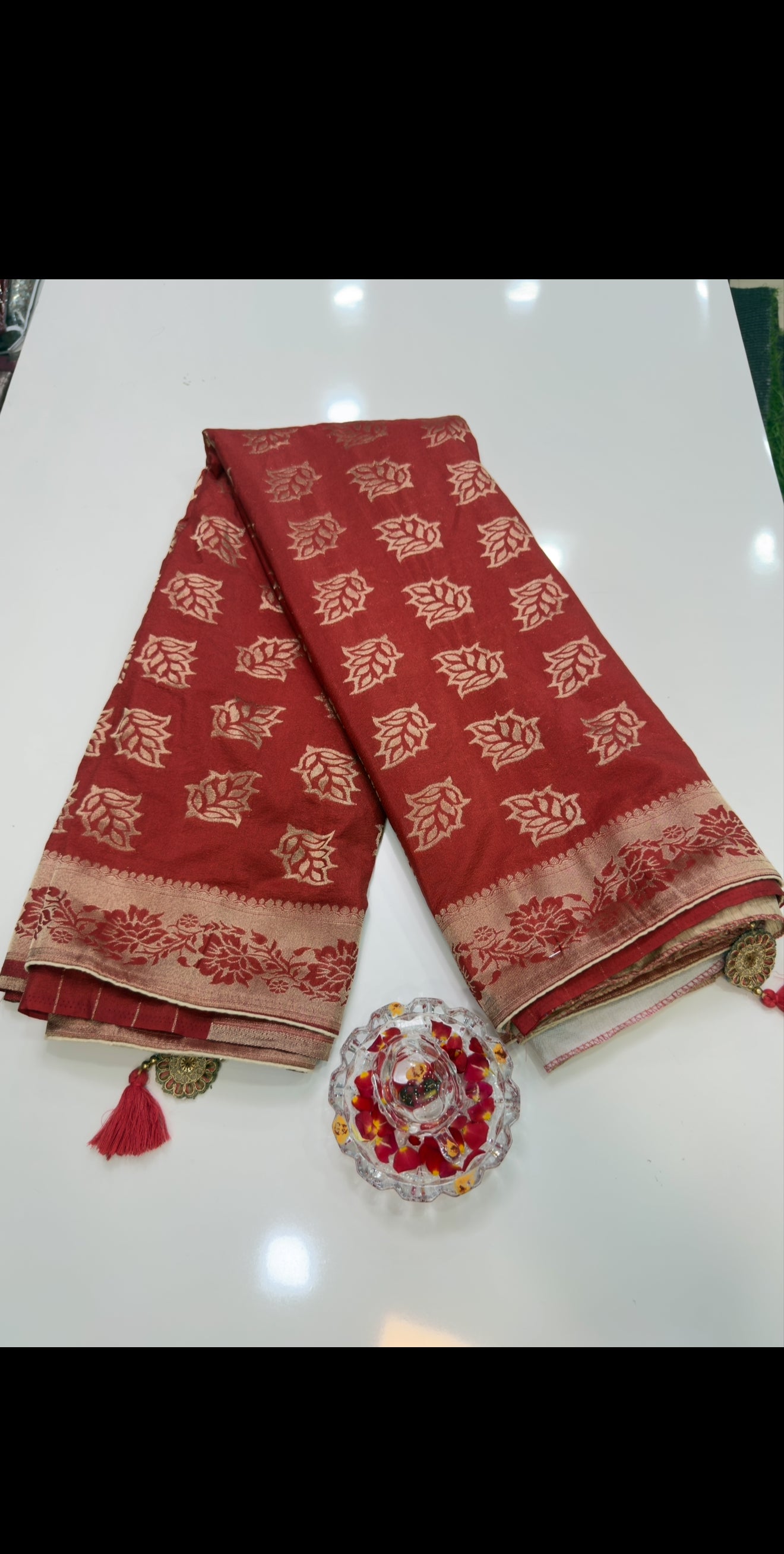 Pure Crepe Saree with Designer Contrast Blouse – Lightweight Festive Wear for Women