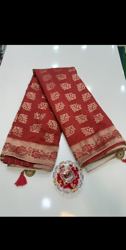 Pure Crepe Saree with Designer Contrast Blouse – Lightweight Festive Wear for Women