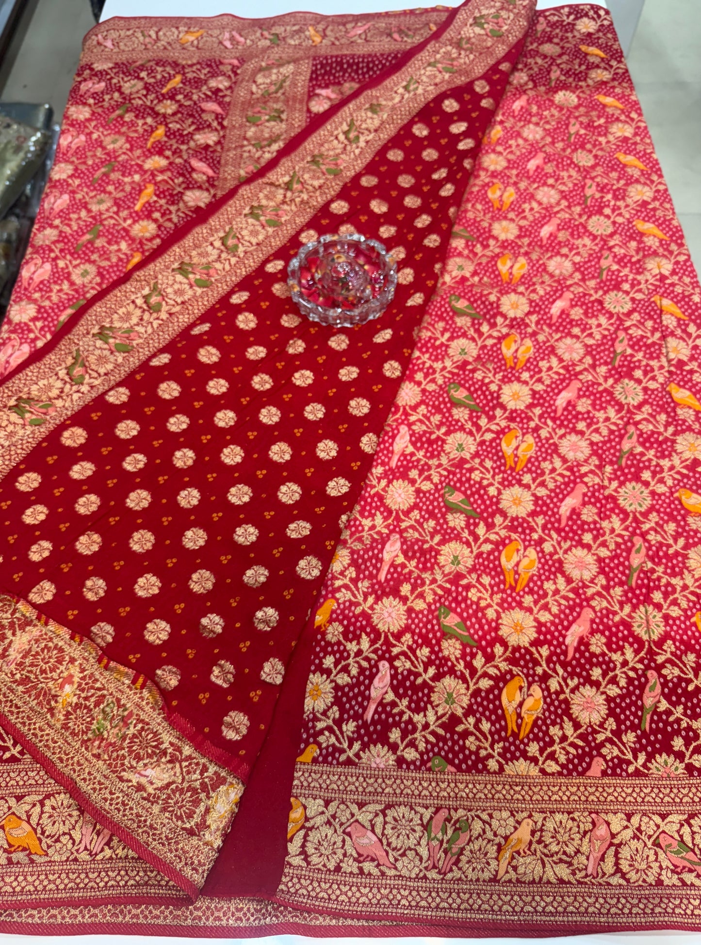 Pure Kaddi Georgette Zari Weaving Saree in Tomato Red with Buti and Cross-Zari Pattern – Traditional Banarasi-Inspired Festive Saree for Women