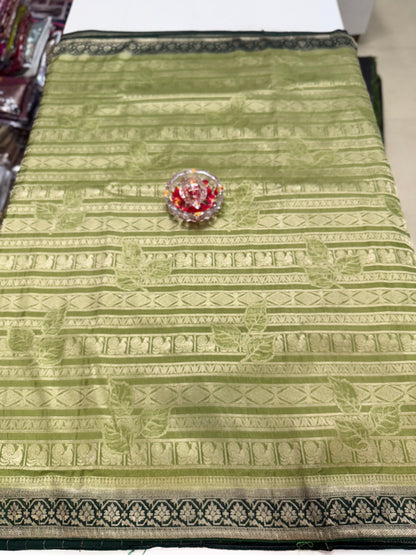 Pure Crepe Saree with Designer Contrast Blouse – Lightweight Festive Wear for Women